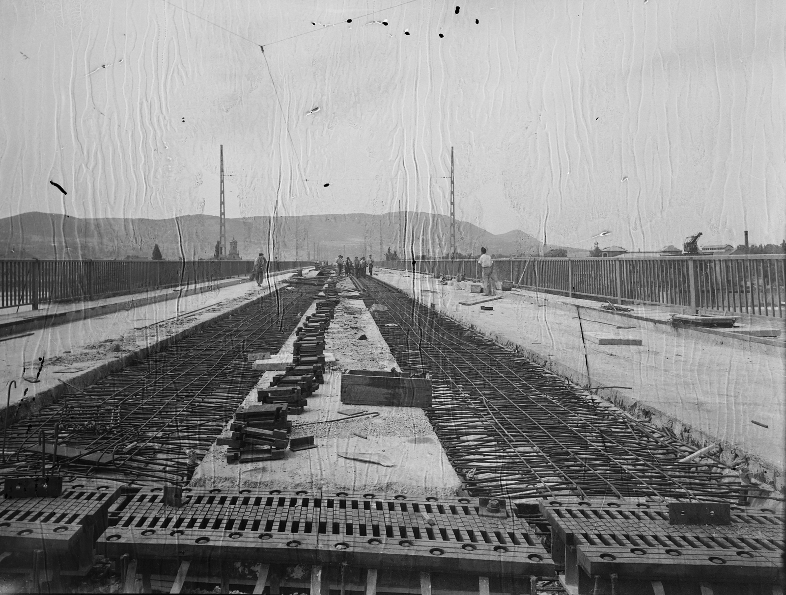 Hungary, Budapest, a villamospálya szerelése az Árpád (Sztálin) hídon., 1950, UVATERV, bridge building, Fortepan #91351