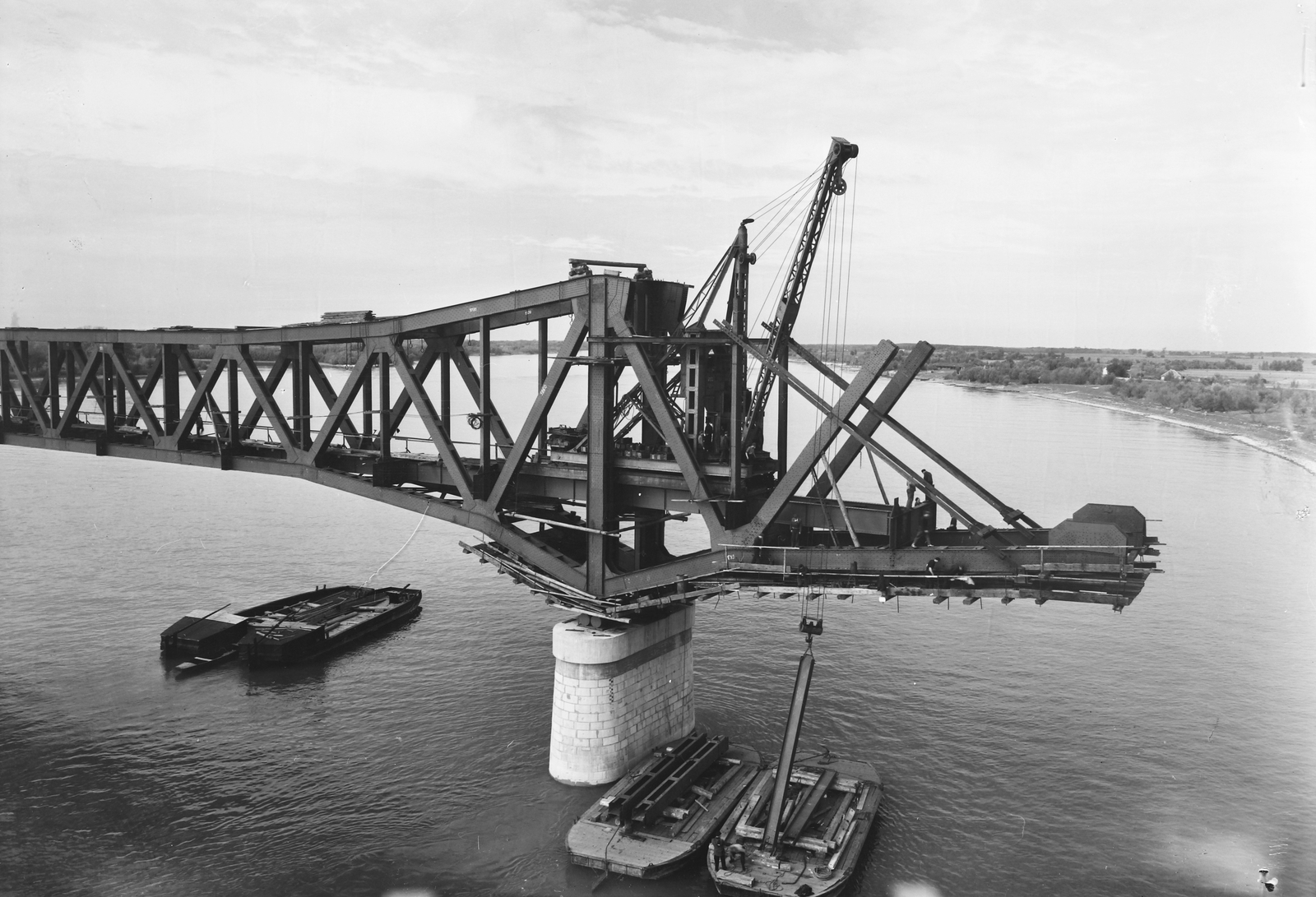 Hungary, Baja, a Türr István híd újjáépítése., 1950, UVATERV, bridge building, Duna-bridge, barge, crane, railroad crane, ship crane, Fortepan #91382