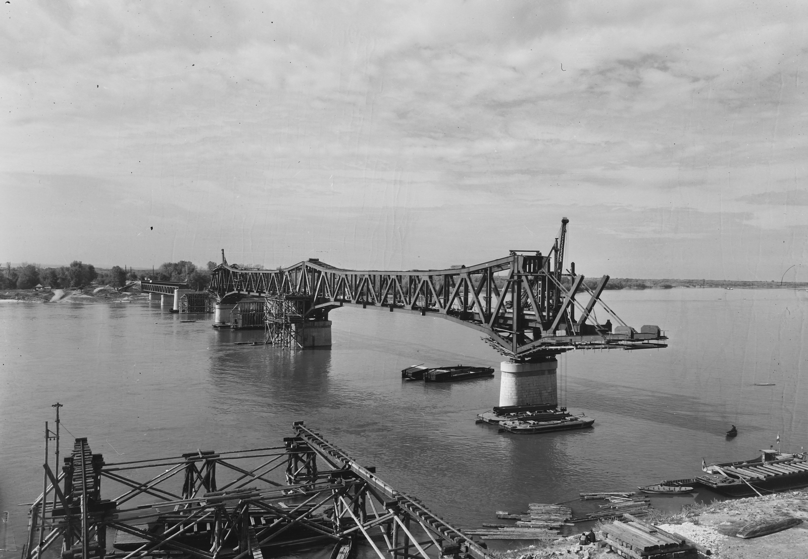 Hungary, Baja, a Türr István híd újjáépítése., 1950, UVATERV, wrecked bridge, bridge building, Duna-bridge, crane, railroad crane, Fortepan #91383