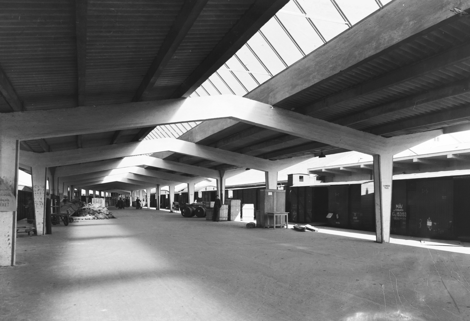 Hungary, Budapest VI., a Nyugati pályaudvar Váci úti oldala, fedett rakodó (ponk)., 1950, UVATERV, barrel, Budapest, train station, cantilever, Fortepan #91390