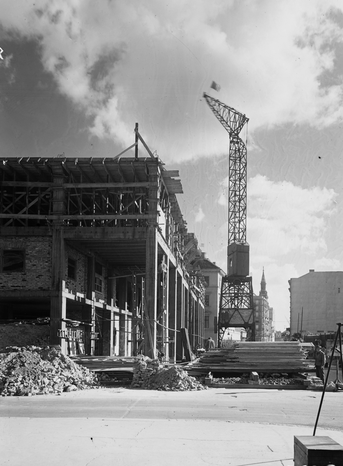 Hungary, Budapest V., Deák Ferenc utca - Apáczai Csere János (Mária Valéria) utcasarok. Az épülő ÁMTI (később UVATERV-MÉLYÉPTERV) székház a Vigadó felől nézve., 1950, UVATERV, construction, crane, Budapest, István Nyiri-design, Fortepan #91397