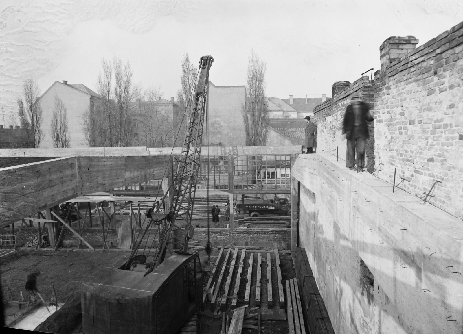 Magyarország, Budapest XIII., Dózsa György út 61., a III. számú Autójavító Nemzeti Vállalat építése, háttérben a Huba utcai iskola., 1950, UVATERV, építkezés, teherautó, daru, Budapest, Középterv-terv, Fortepan #91408