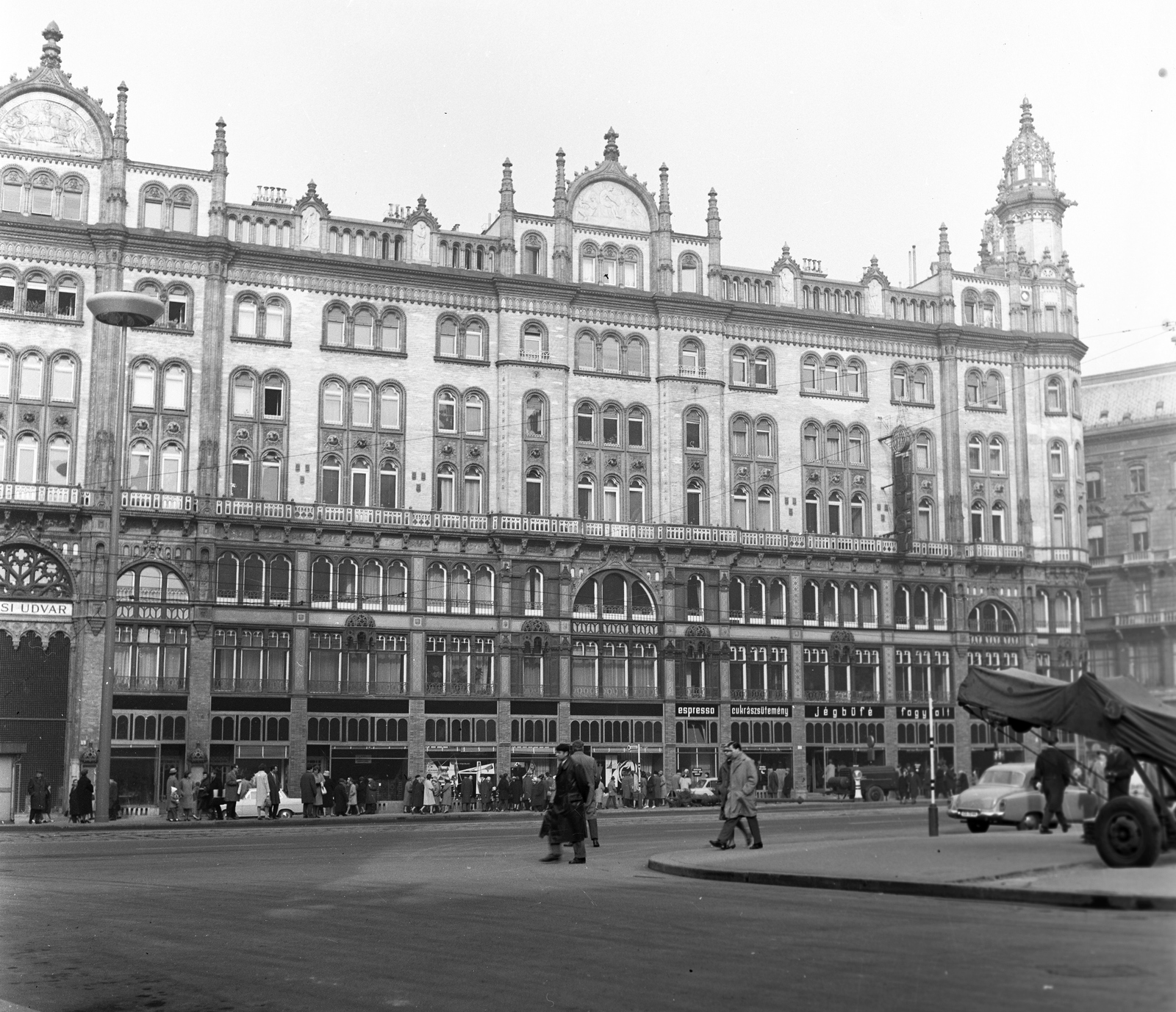 Magyarország, Budapest V., Ferenciek tere (Felszabadulás tér)., 1964, UVATERV, utcakép, palota, eklektikus építészet, Budapest, Henrik Schmahl-terv, Fortepan #9141