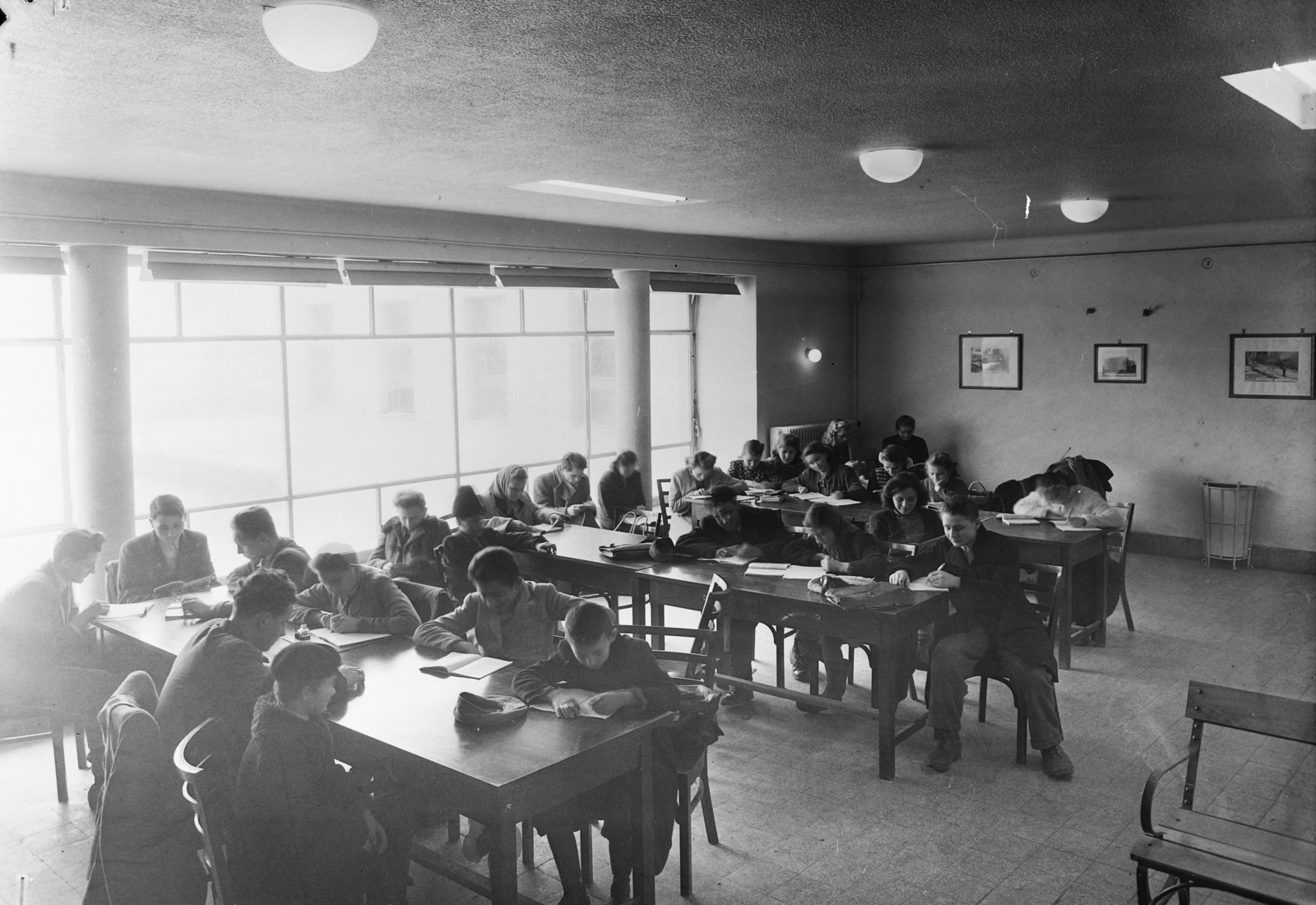 Hungary, Nyíregyháza, vasútállomás, kultúrváróterem., 1951, UVATERV, reading, waiting room, train station, Fortepan #91425