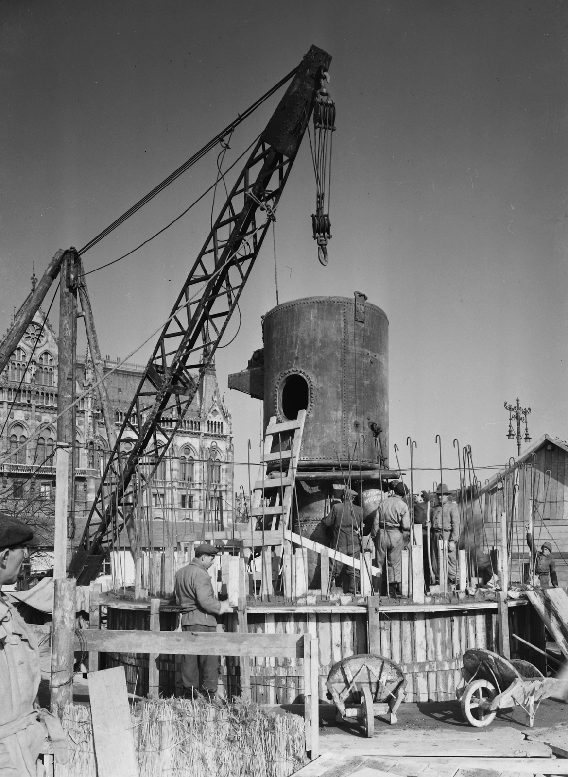 Hungary, Budapest V., Kossuth Lajos tér déli oldala, a metróépítés területe, háttérben a Parlament., 1951, UVATERV, subway construction, Budapest, crane, Fortepan #91429
