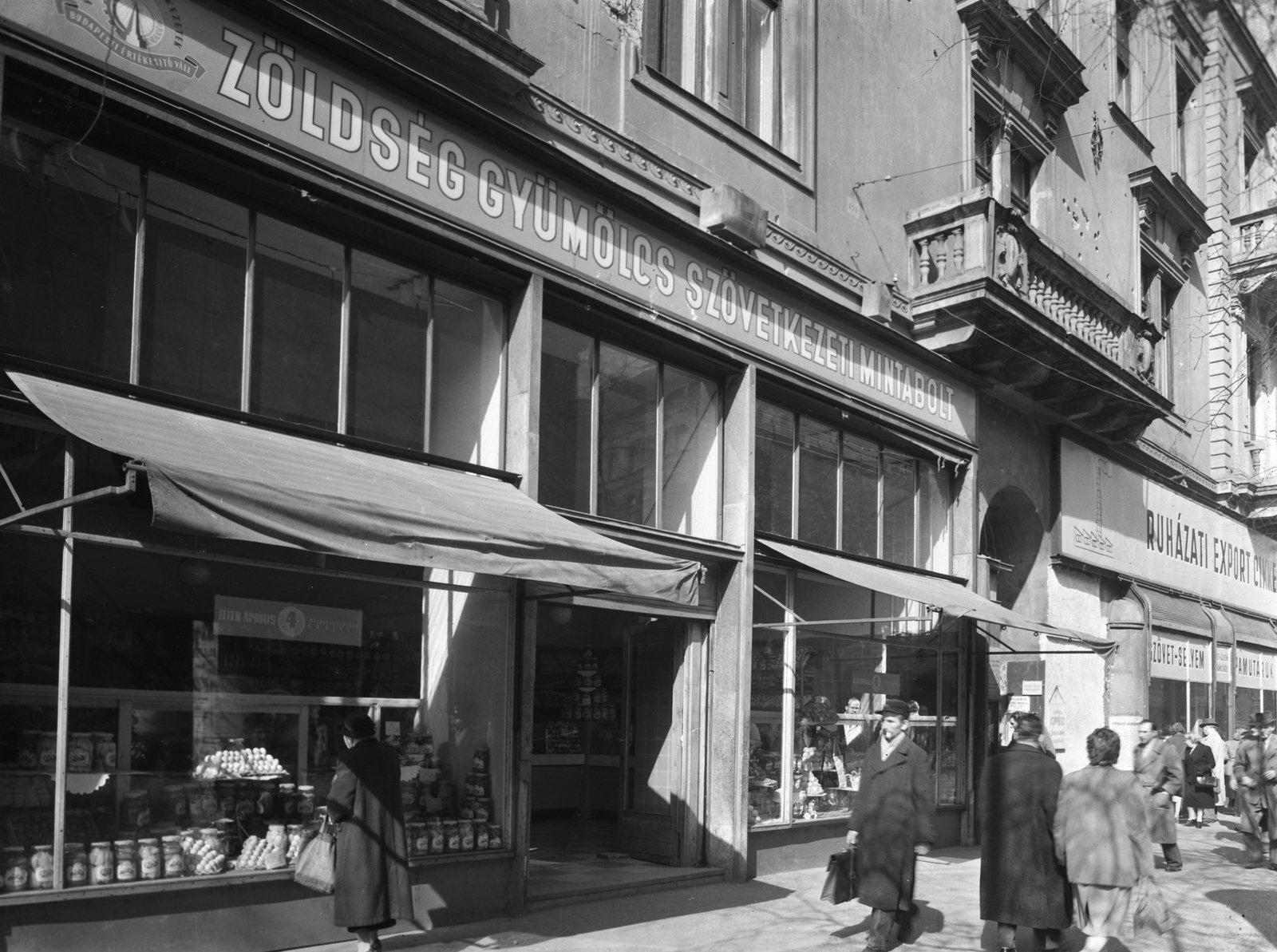 Hungary, Budapest VII., Erzsébet (Lenin) körút 28., 1957, UVATERV, trading, Show window, greengrocer, clothing store, Budapest, Fortepan #9143