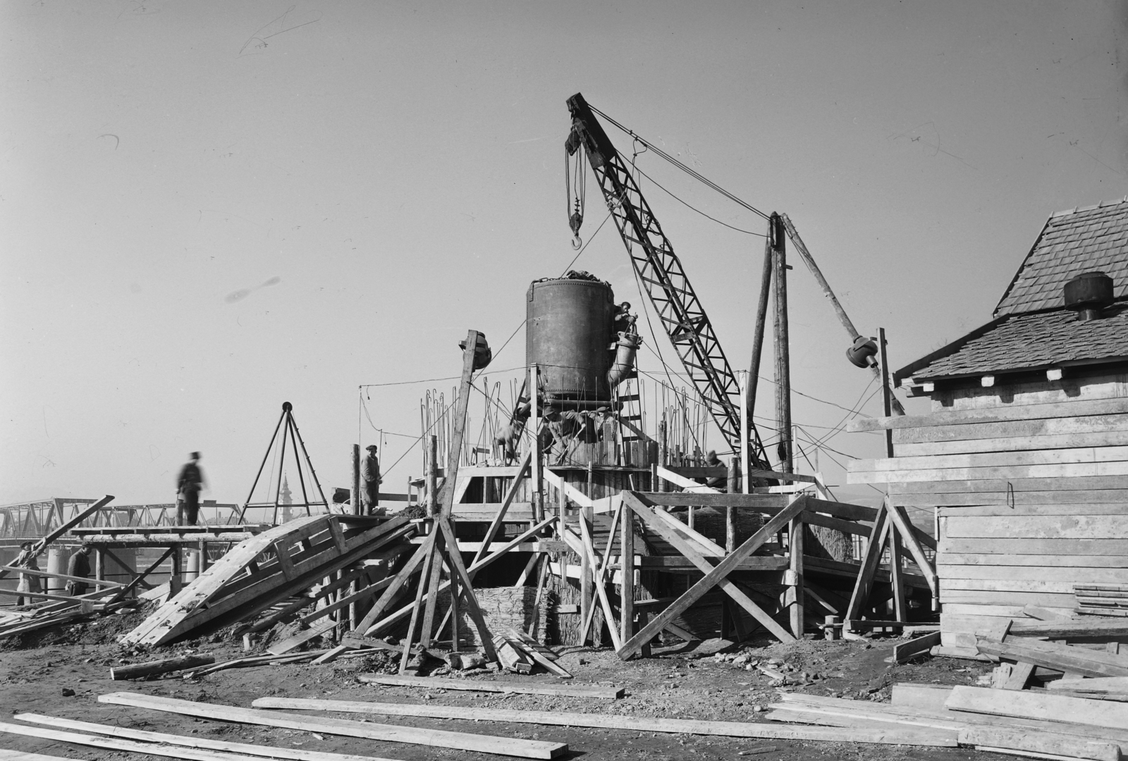 Hungary, Budapest V., Kossuth Lajos tér, a metróépítés területe, háttérben a Kossuth híd., 1951, UVATERV, subway construction, Budapest, crane, Fortepan #91430