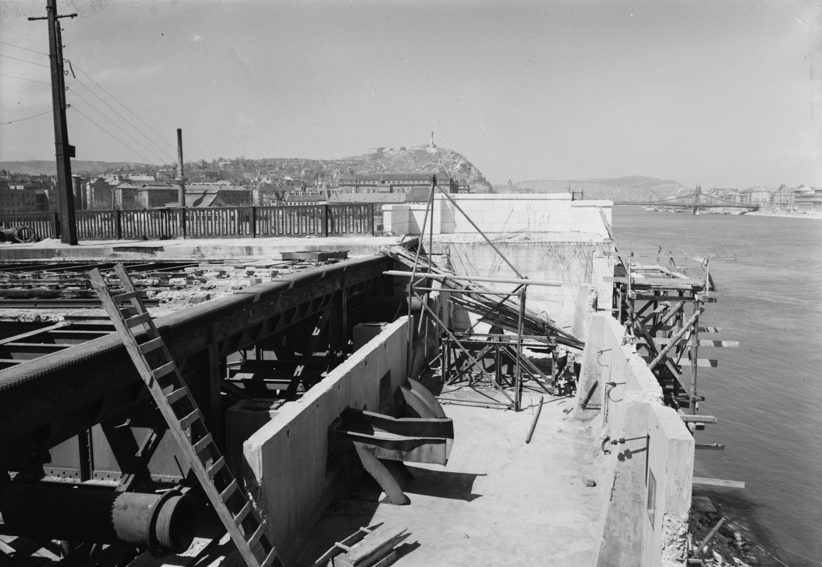 Hungary, Budapest XI., az újjáépülő Petőfi híd budai hídfője, háttérben a Gellért-hegy., 1951, UVATERV, Budapest, ladder, bridge, renovation, Fortepan #91450