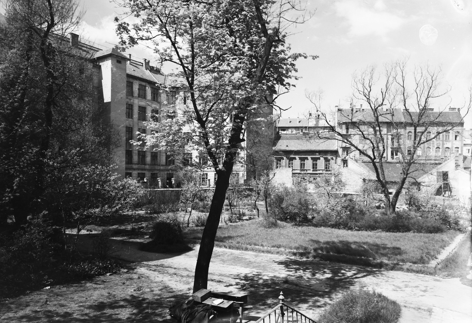 Hungary, Budapest II., a Csalogány utca 43. udvara, balra a Jurányi utcai iskola hátsó frontja, szemben a Varsányi Irén utca épületei., 1951, UVATERV, Budapest, yard, tenement house, Fortepan #91452