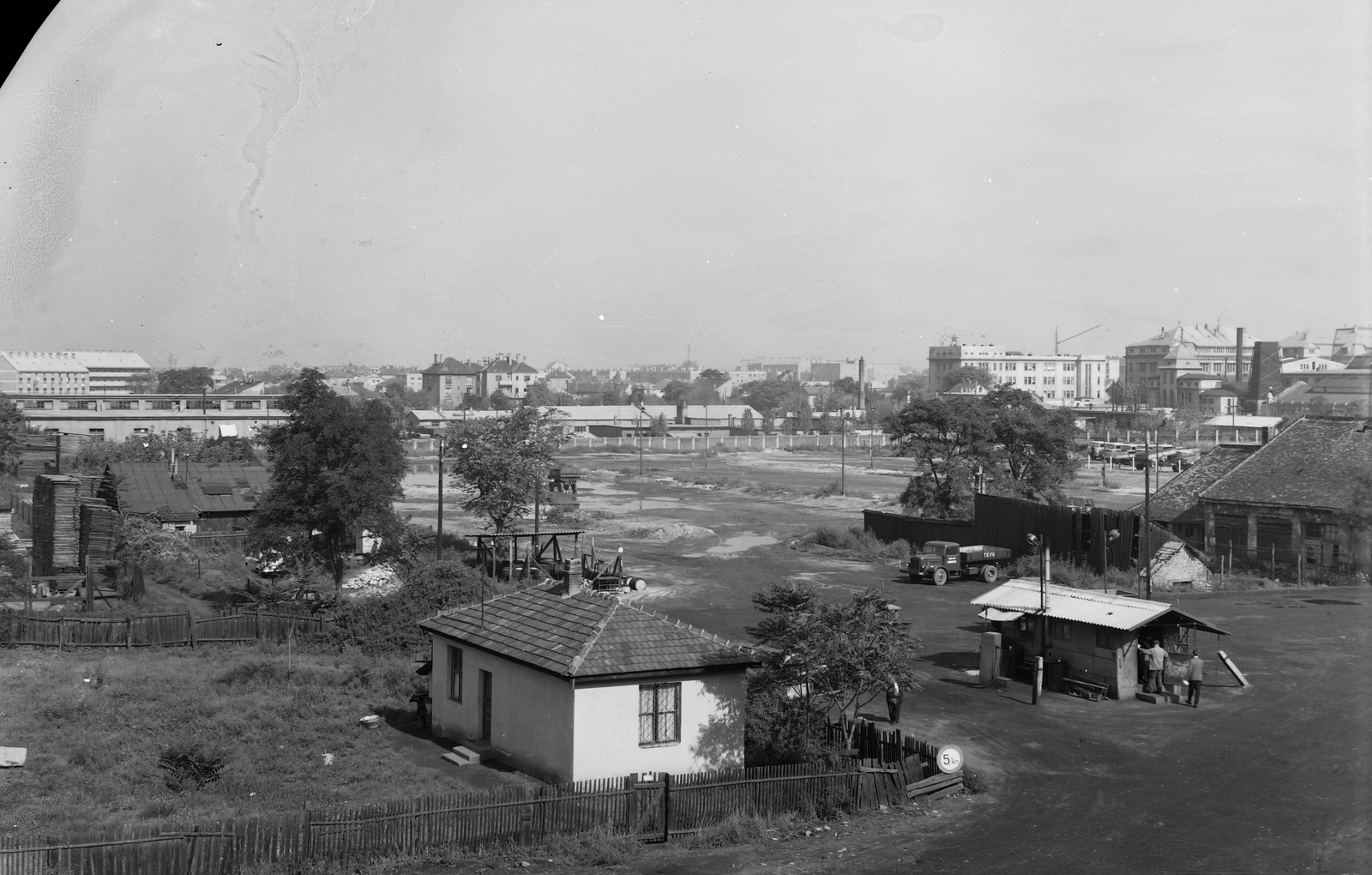 Magyarország, Budapest XIV., Mogyoródi út, jobbra a háttérben Posta Központi Járműtelep látható az Egressy úton., 1963, UVATERV, Budapest, Fortepan #91470