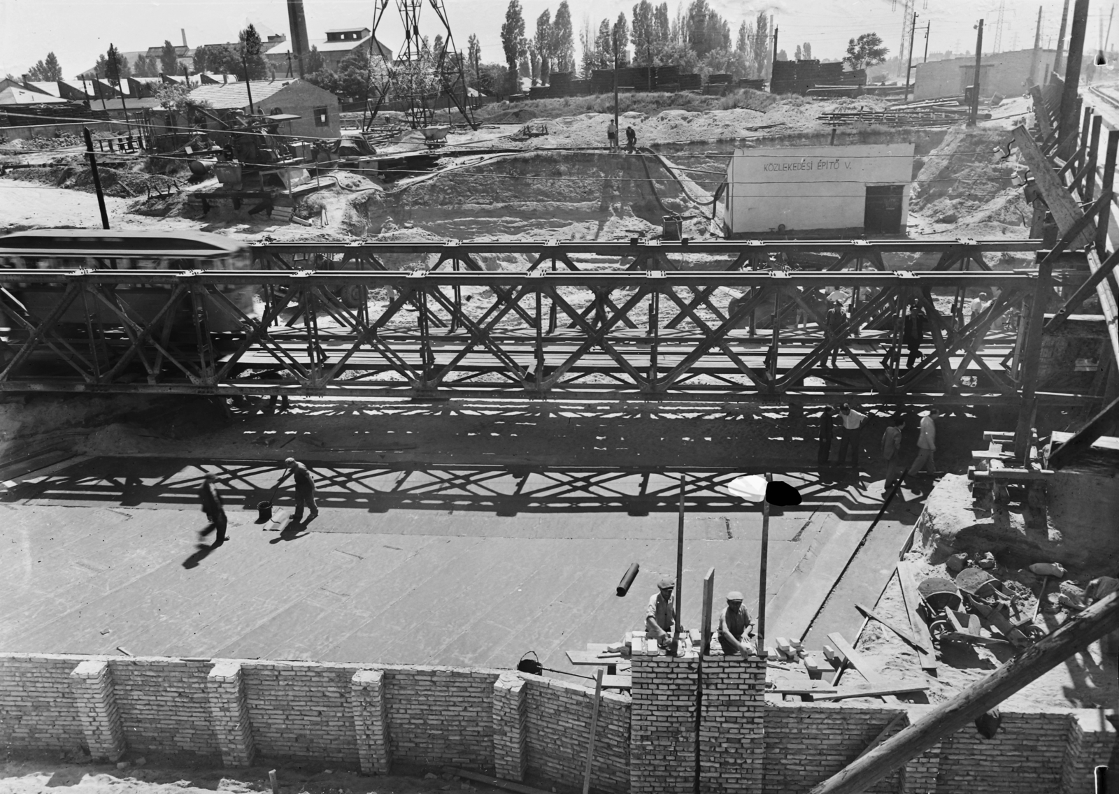 Hungary, Budapest XIII.,Budapest IV., Béke utcai közúti aluljáró építkezése, a Madridi utcai oldalon, balra a háttérben az Újpesti Gyapjúszövőgyár., 1955, UVATERV, Budapest, brick wall, rails, Fortepan #91486