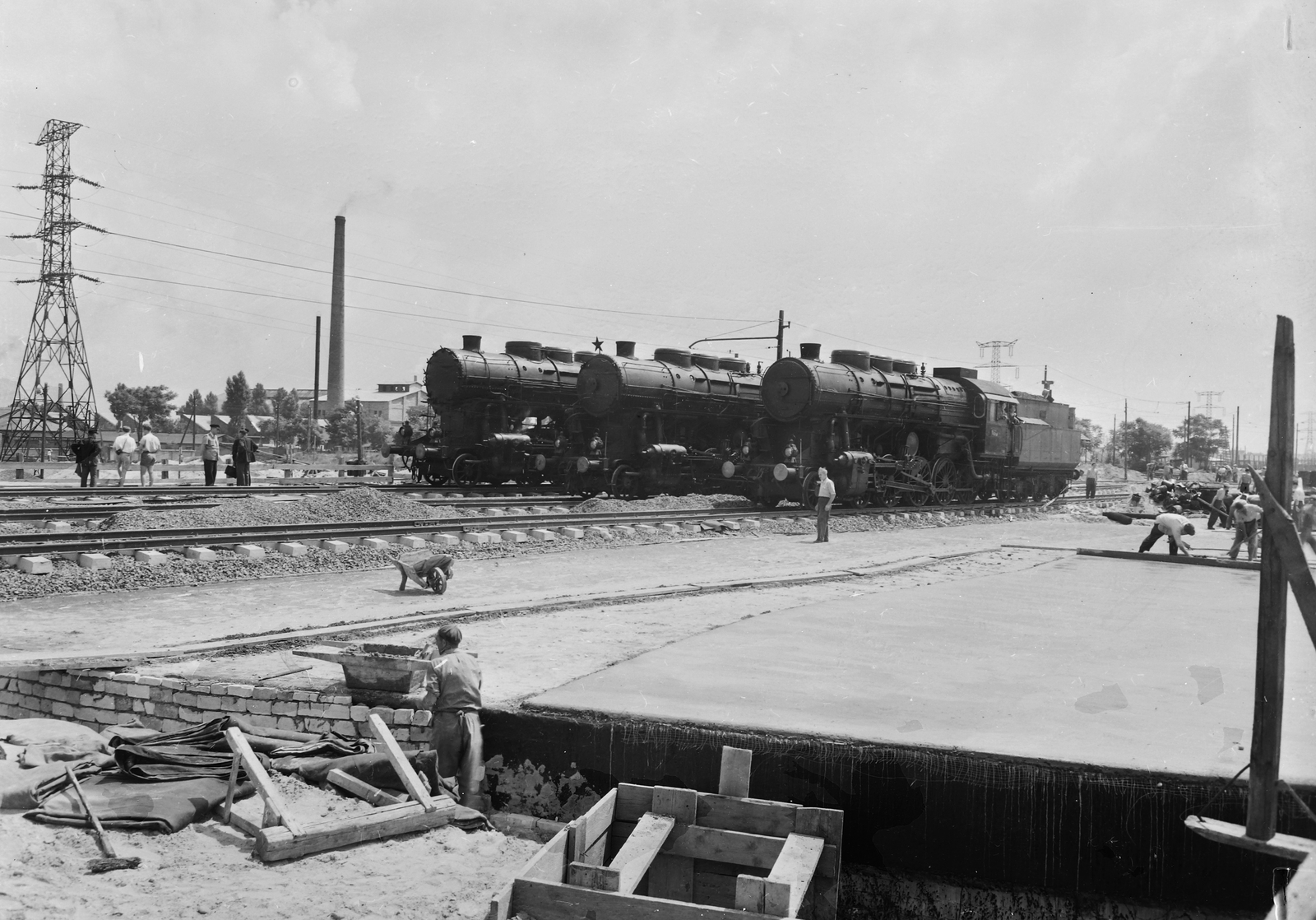 Hungary, Budapest XIII.,Budapest IV., Budapest-Angyalföld vasútállomás, előtérben a Béke utcai közúti aluljáró építkezése, háttérben az Újpesti Gyapjúszövőgyár., 1955, UVATERV, steam locomotive, railway, MÁV Class 424, Budapest, Fortepan #91491