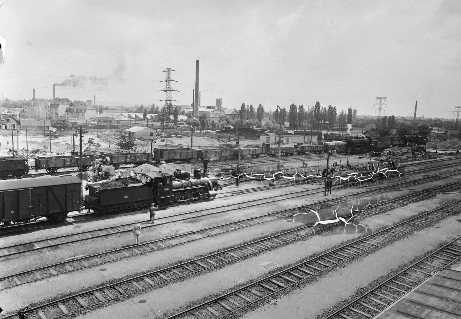 Hungary, Budapest XIII.,Budapest IV., Budapest-Angyalföld vasútállomás. Balra a Béke utcai közúti aluljáró építkezése, szemben az Újpesti Gyapjúszövőgyár látszik., 1955, UVATERV, steam locomotive, railway, Budapest, MÁV 326 series, Fortepan #91492