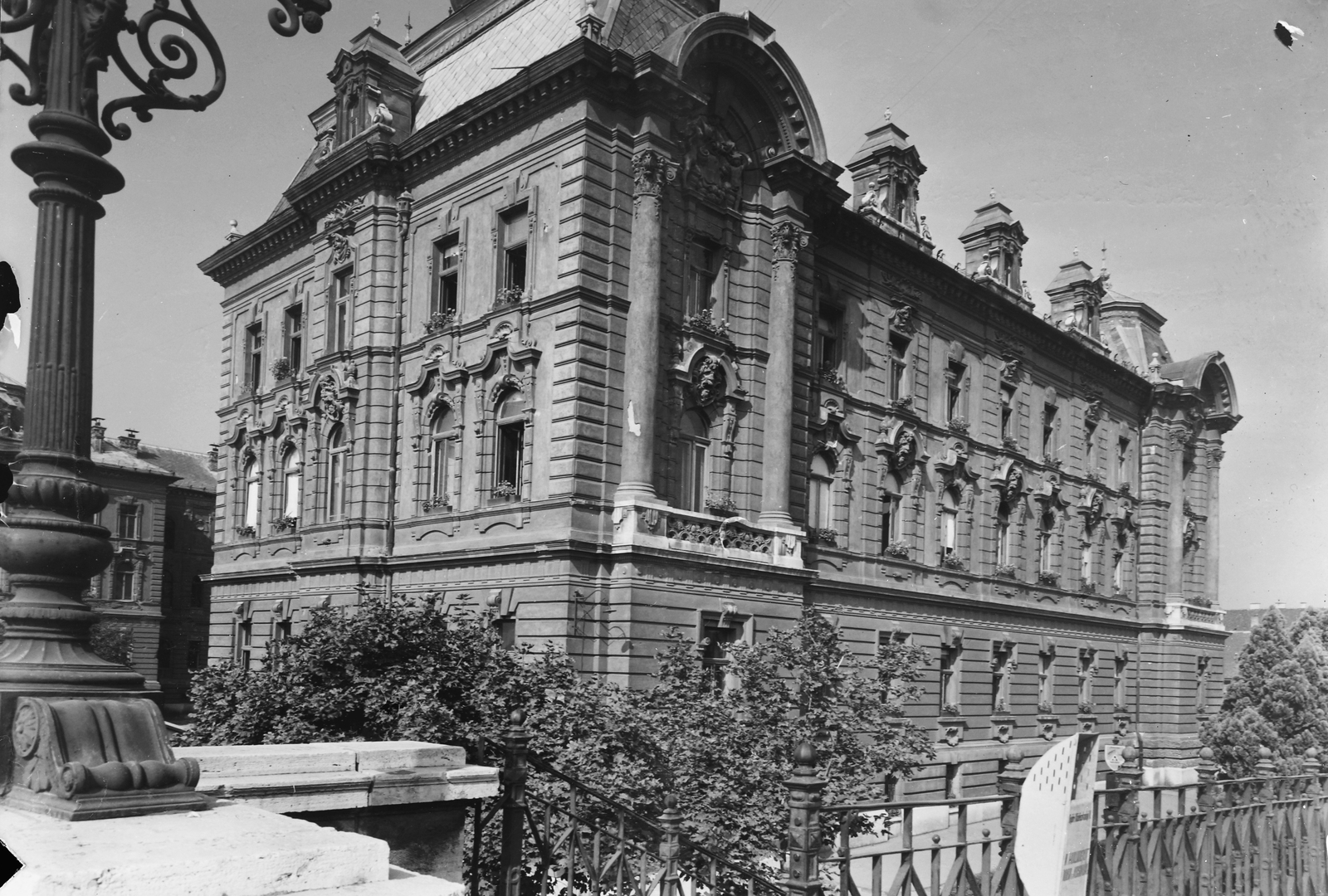 Hungary, Győr, a Városháza keleti szárnya a Baross (Lenin) hídról nézve., 1955, UVATERV, public building, Neo-Baroque-style, Jenő Hübner-design, Fortepan #91496