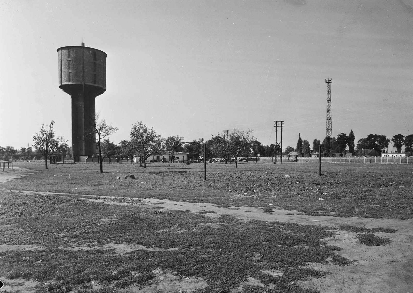 Hungary, Szolnok, víztorony a Véső utcánál, jobbra a vasútállomás., 1955, UVATERV, water tower, Fortepan #91499