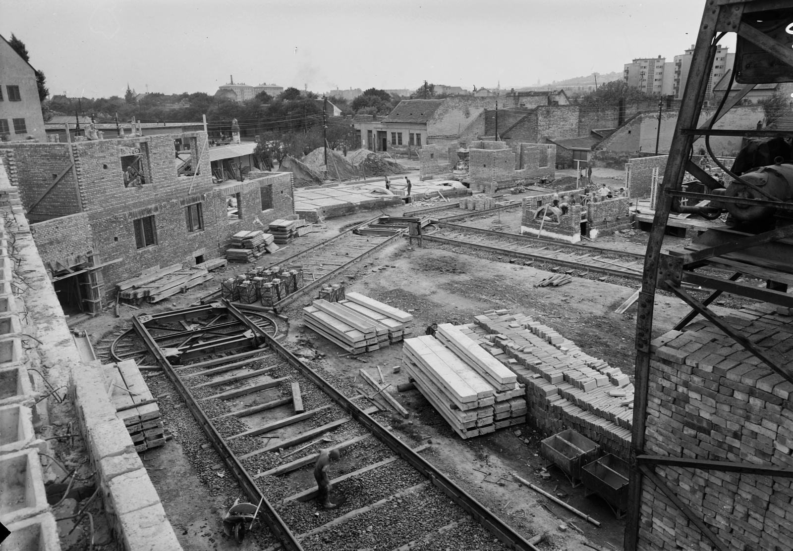 Hungary, Óbuda, Budapest III., társasház építkezése a Hunor utca - Vihar utca - Velence utca határolta területen., 1955, UVATERV, construction, crane, rails, Budapest, craneway, turntable, Fortepan #91508