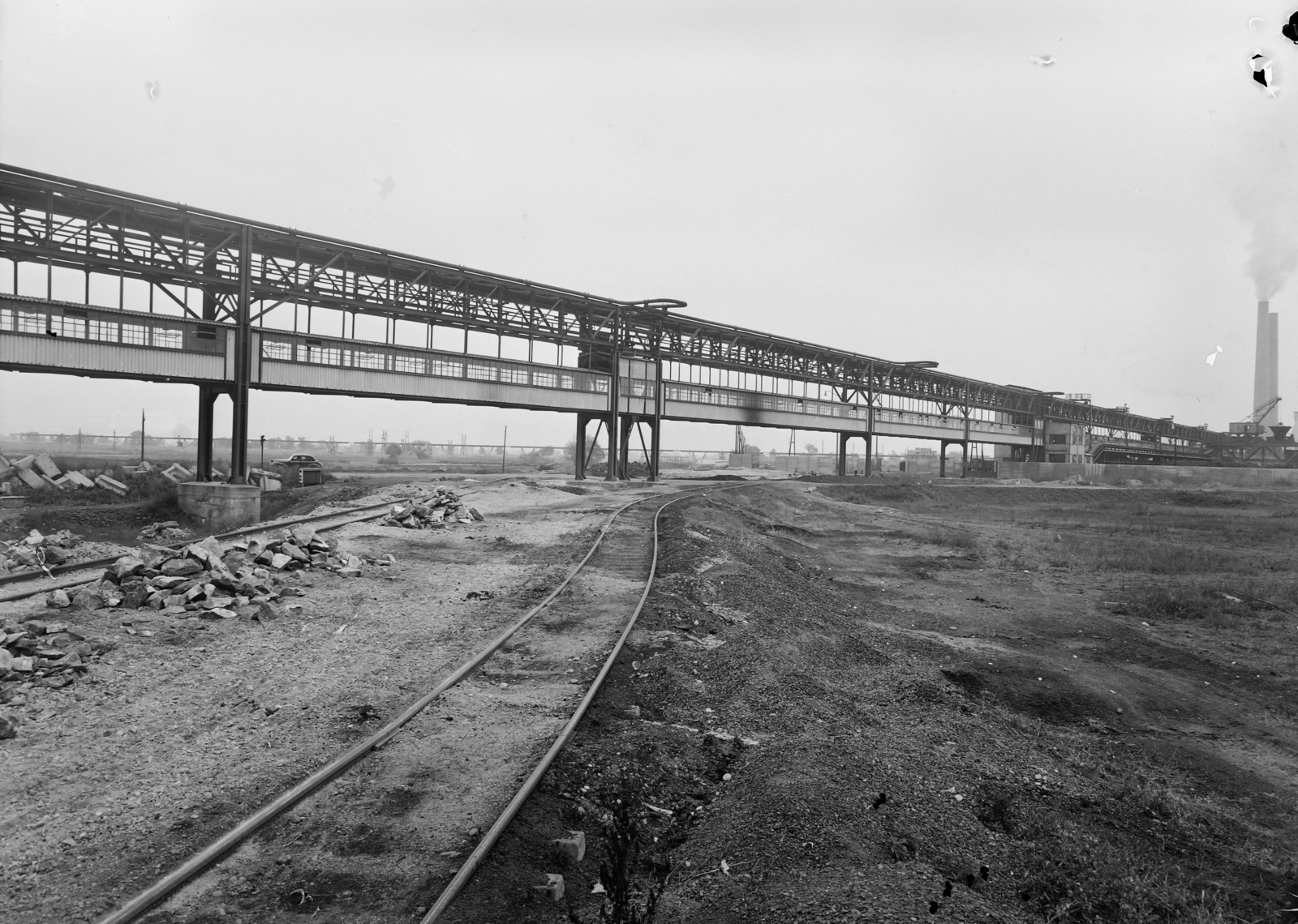 Magyarország, Kazincbarcika, a szénosztályozómű és a Borsodi Hőerőmű közötti szállítószalag. Jobbra az erőmű kéményei., 1955, UVATERV, szalaghíd, Fortepan #91513