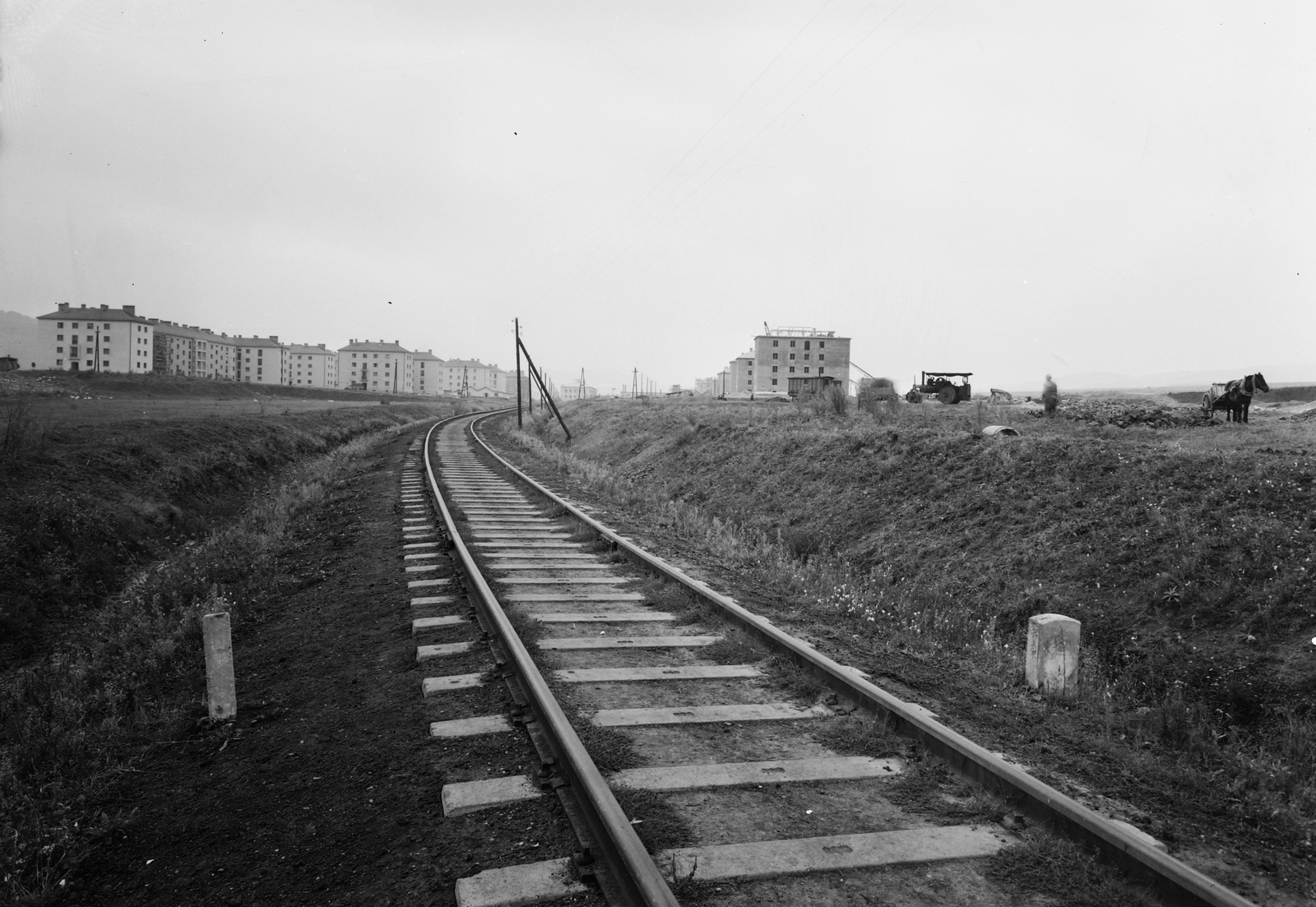 Hungary, Kazincbarcika, a városépítő normál nyomtávú vasút, az ún. Béke vágány, szemben a Völgy-park házai., 1955, UVATERV, railway, Fortepan #91514