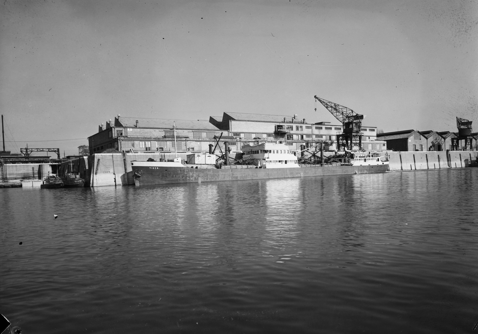 Hungary, Csepeli Szabadkikötő, Budapest XXI., 1955, UVATERV, ship, crane, Danube, Tisza-ship, Budapest, Vörös Október/Szent Flórián-ship, river, Fortepan #91523