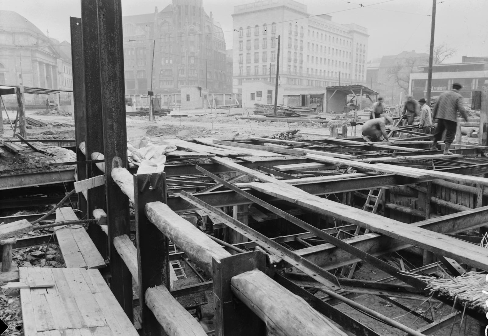 Hungary, Budapest V.,Budapest VI., Deák Ferenc tér a Bajcsy-Zsilinszky útról nézve, a Millenniumi Földalatti Vasút vonalának átépítése idején., 1955, UVATERV, construction, subway construction, underground railway, steel beam slab, Budapest, civil engineering, site constraints, Fortepan #91525
