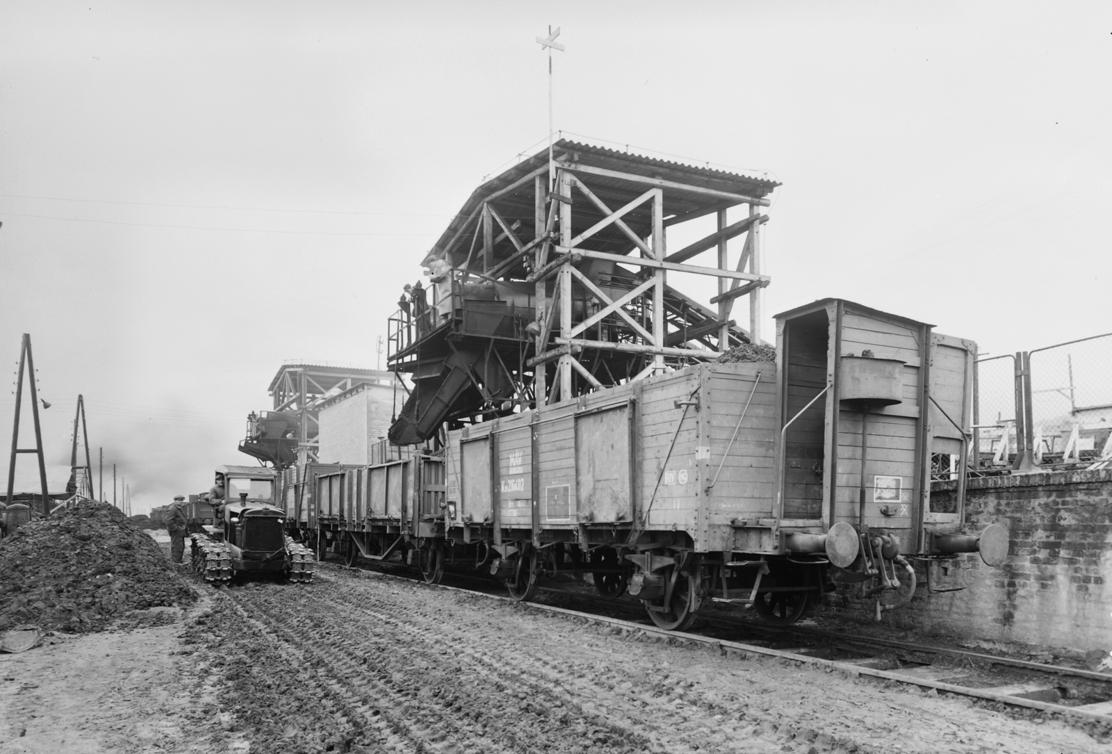 Hungary, Nagykapornak, a Zalaegerszegi Betonútépítő Vállalat műszén keverő telepe., 1955, UVATERV, railway, coach, track, machine, Fortepan #91531
