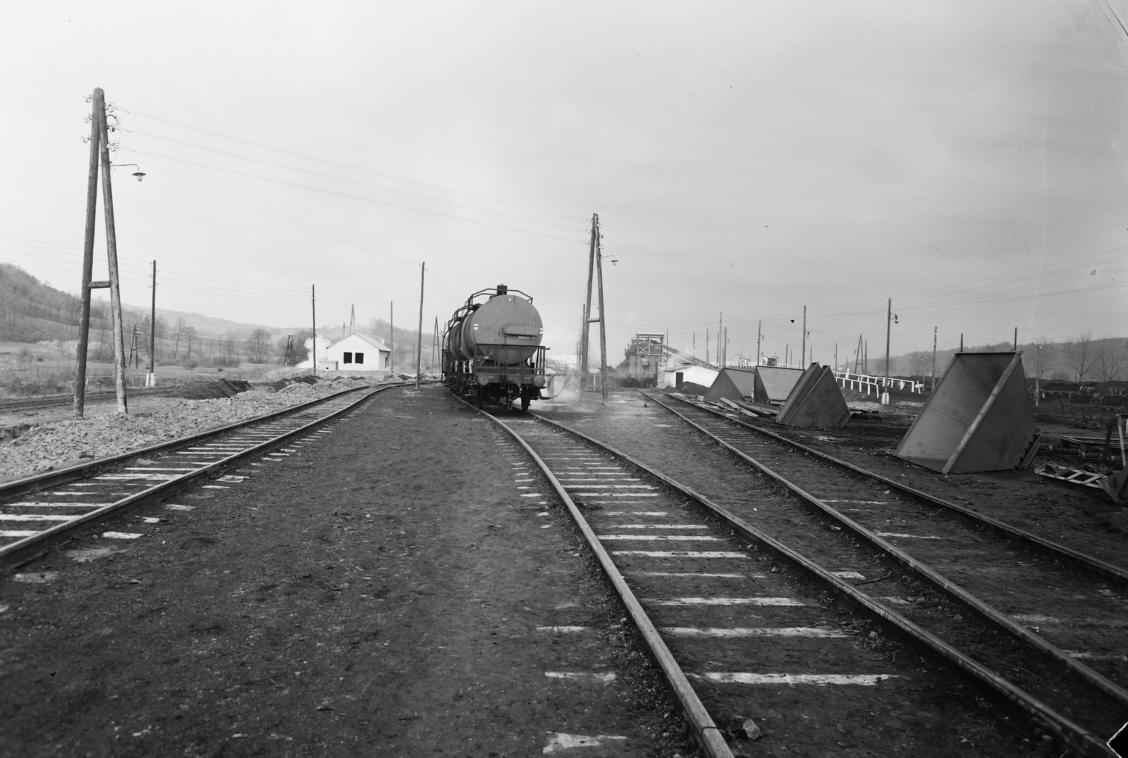 Magyarország, Nagykapornak, a Zalaegerszegi Betonútépítő Vállalat műszén keverő telepe., 1955, UVATERV, vasút, csille, tartálykocsi, Fortepan #91532