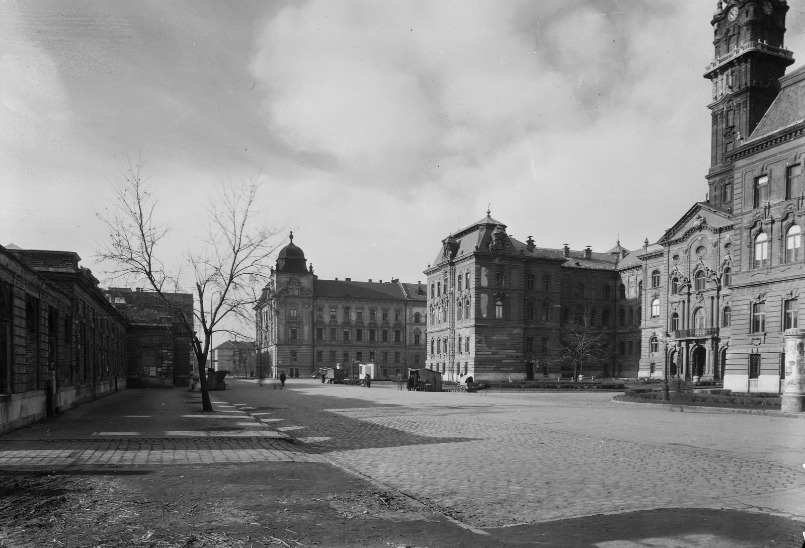 Hungary, Győr, Révai Miklós utca, balra a lebombázott vasútállomás, jobbra a Városháza., 1951, UVATERV, train station, train station, public building, Neo-Baroque-style, Jenő Hübner-design, Fortepan #91556