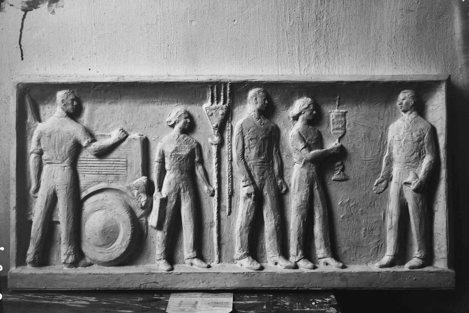 Hungary, Baksa Soós György szobrászművész domborműve., 1951, UVATERV, commercial vehicle, socialist realism, relief, mechanic, Fortepan #91571