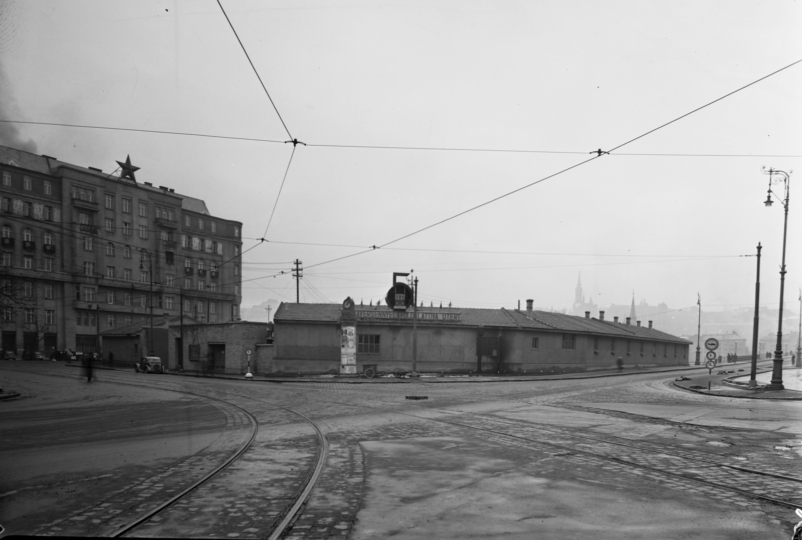 Hungary, Budapest V., Kossuth Lajos tér. Szemben a metróépítés területe, balra a Kossuth Lajos tér 4., jobbra a Kossuth híd felhajtója., 1952, UVATERV, automobile, Budapest, Fortepan #91578