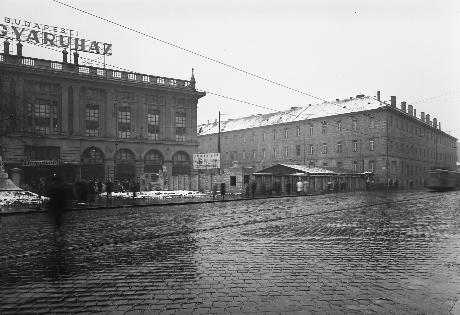 Hungary, Budapest VIII., Blaha Lujza tér, a Corvin Áruház és a Rókus kórház épülete, közöttük a metróépítés területe., 1952, UVATERV, Budapest, department store, Zoltán Reiss-design, Fortepan #91579