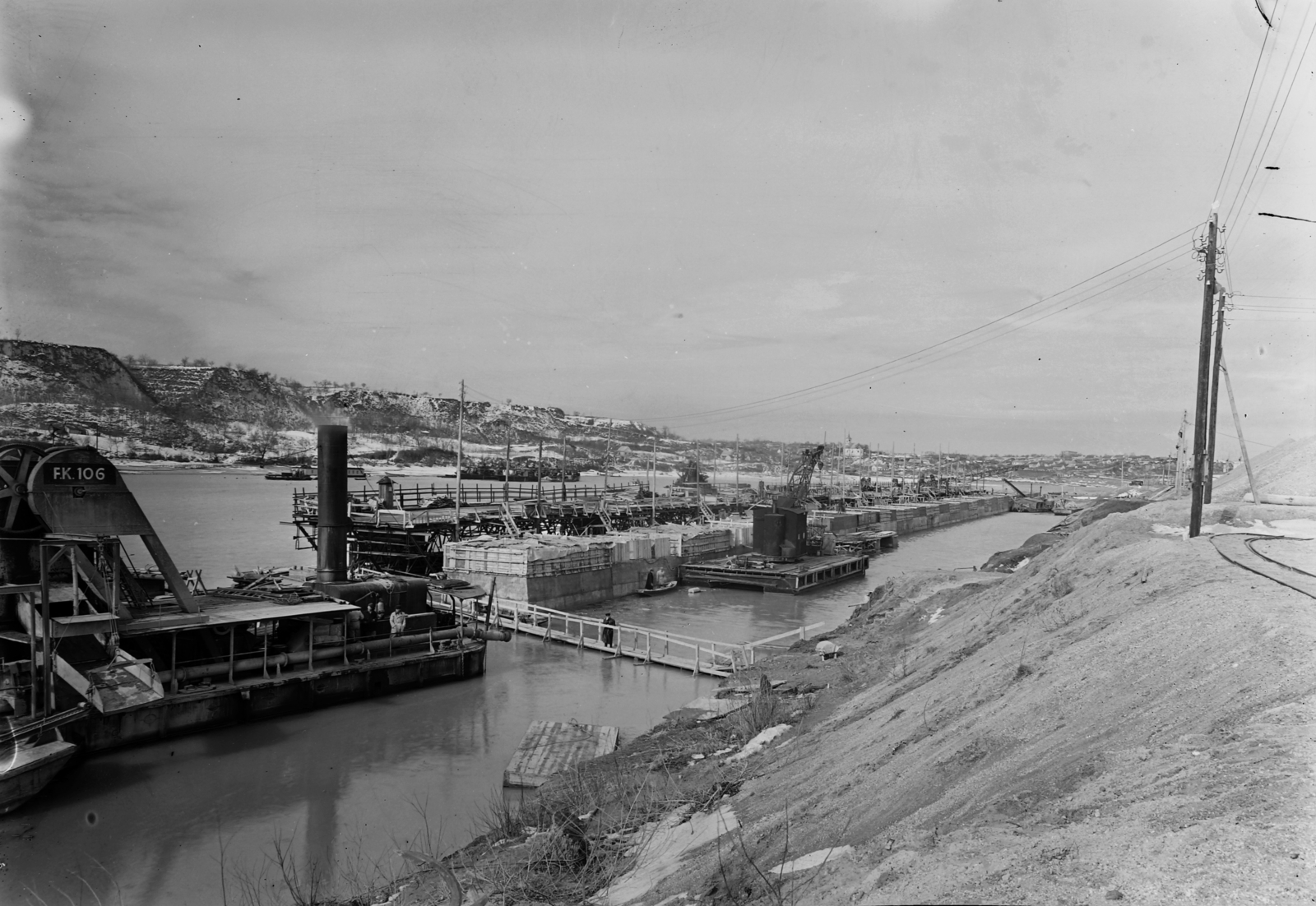 Hungary, Dunaújváros, (Sztálinváros), Szalki-sziget, a felvétel a kikötő építésekor készült., 1952, UVATERV, dredge, dredge, Fortepan #91581