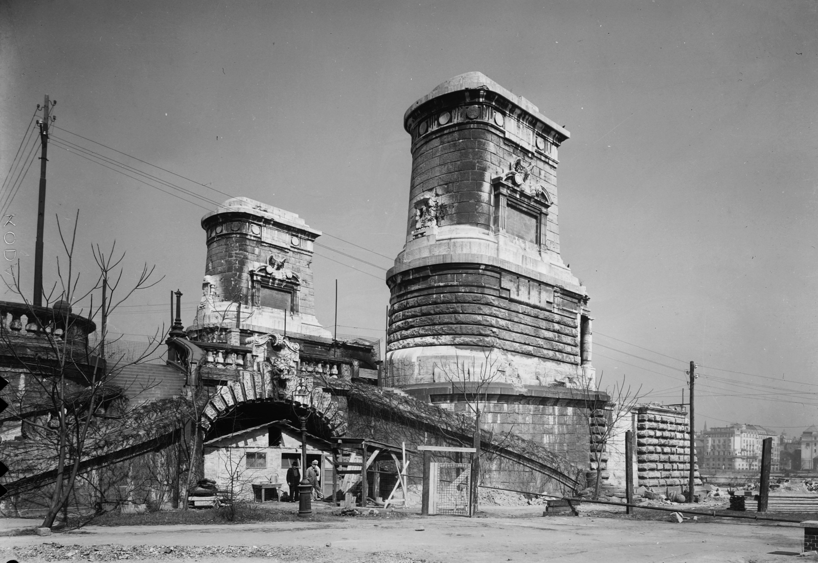 Hungary, Budapest I., a lerombolt Erzsébet híd budai hídfője., 1953, UVATERV, war damage, pylon, wrecked bridge, damaged building, eclectic architecture, Budapest, suspension bridge, flight of stairs, Duna-bridge, Antal Kherndl-design, Aurél Czekelius-design, Fortepan #91598