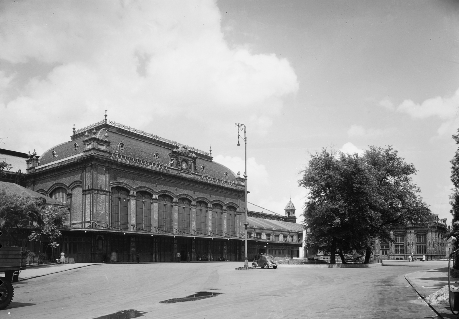 Magyarország, Budapest VI., Eiffel tér (ekkor névtelen), a Nyugati pályaudvar indulási oldala a Teréz (Lenin) körút felől nézve., 1953, UVATERV, Fiat 500 Topolino, Budapest, Gustave Eiffel-terv, Fortepan #91606