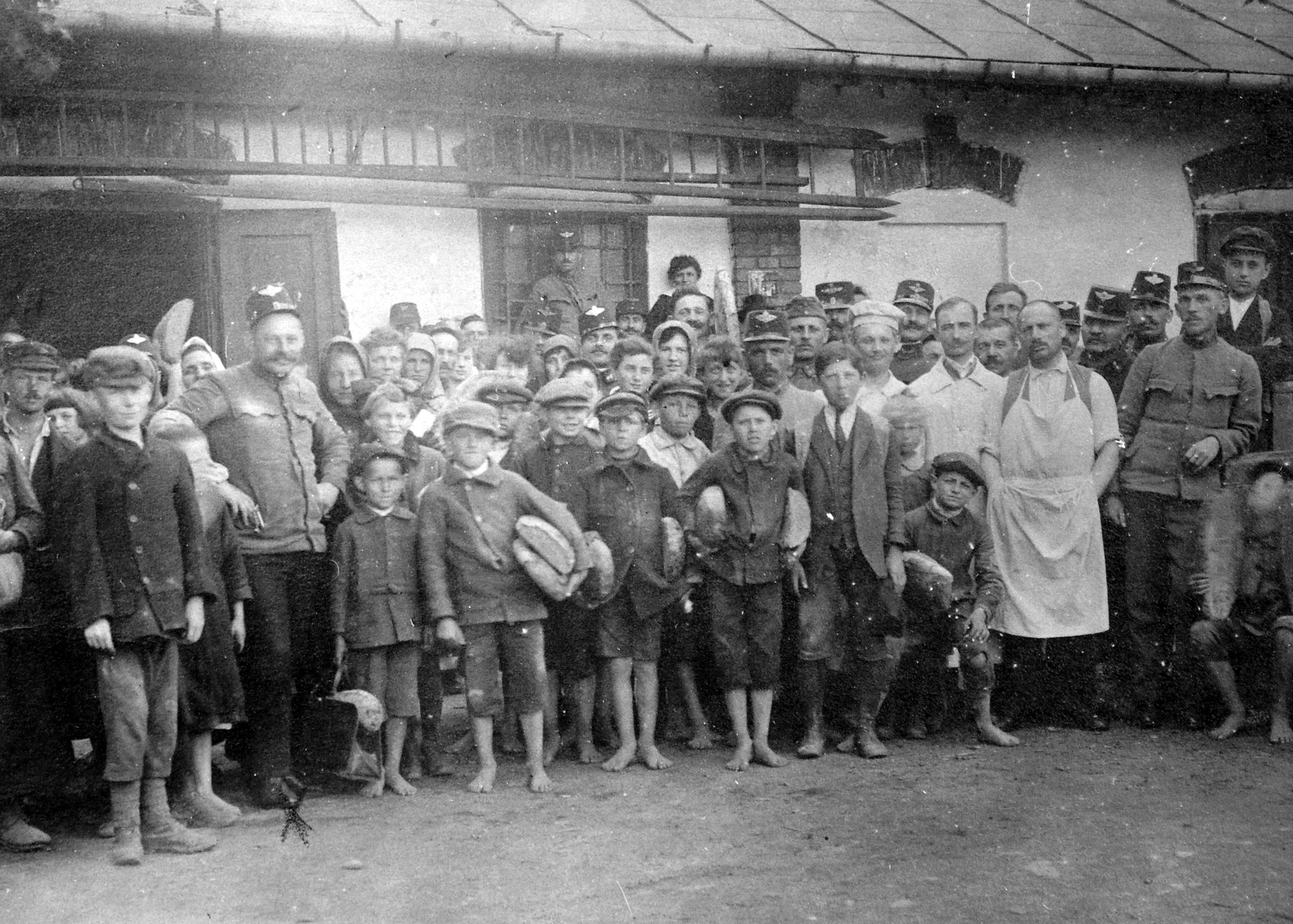 1917, Fortepan, első világháború, egyenruha, udvar, csoportkép, nők, férfiak, létra, gyerekek, katona, vasutas, pék, kenyér, mezítláb, Fortepan #9161