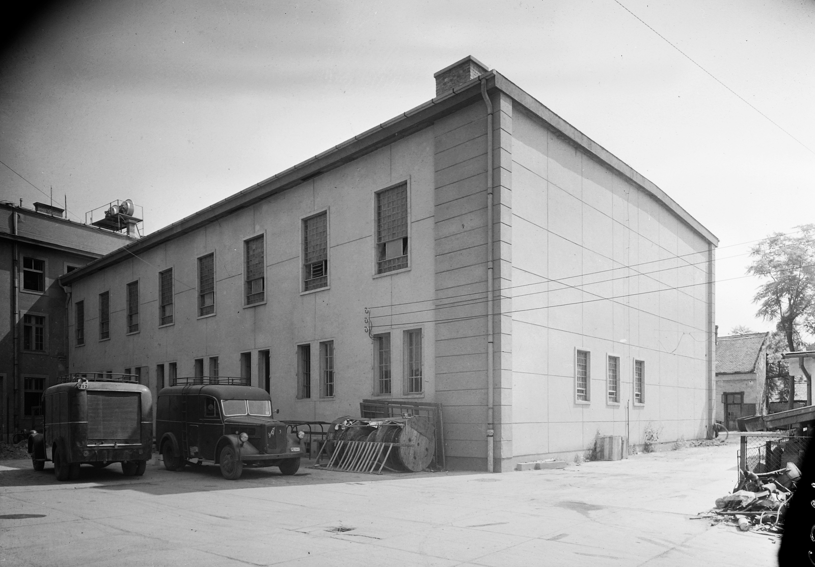 Hungary, Miskolc, Hősök tere, a Főposta udvara., 1953, UVATERV, Hungarian brand, commercial vehicle, Rába-brand, number plate, postal vehicle, Fortepan #91610
