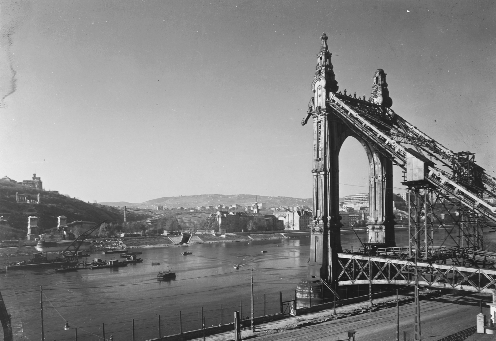 Hungary, Budapest V., a lerombolt Erzsébet híd pesti hídfője, a Dunán a híd roncsainak kiemelése folyik., 1953, UVATERV, war damage, wrecked bridge, eclectic architecture, Budapest, Duna-bridge, Antal Kherndl-design, Aurél Czekelius-design, Fortepan #91616