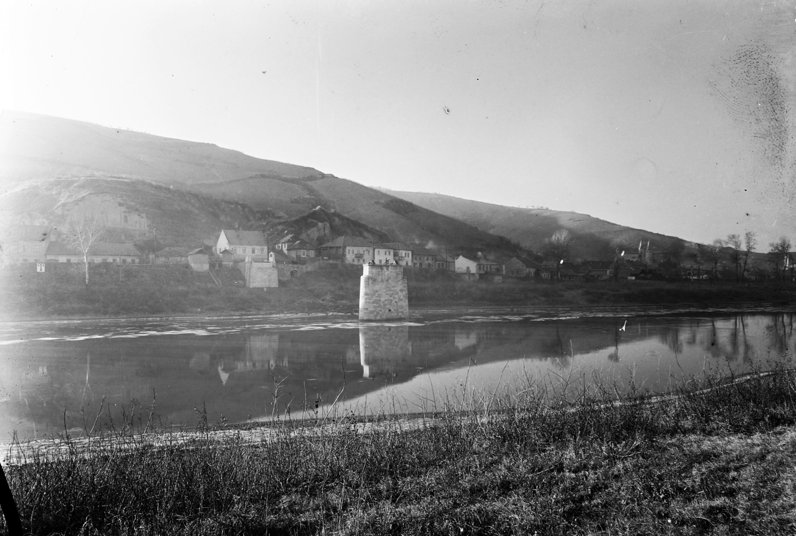 Magyarország, Tokaj, Tisza-part, a felrobbantott Erzsébet híd pillére., 1953, UVATERV, hídroncs, folyópart, Fortepan #91618