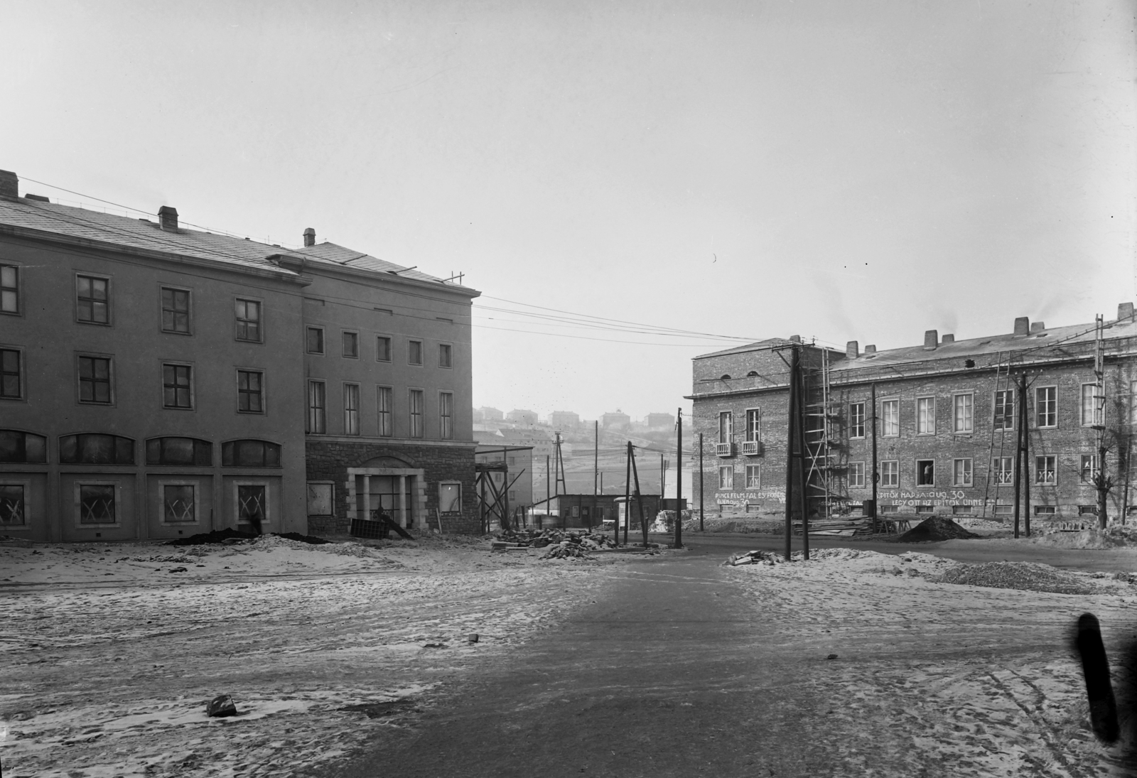 Magyarország, Komló, Városház (Lenin) tér, balra az épülő Városi Tanács (később Polgármesteri hivatal) és a Posta épülete. Jobbra a Pártbizottság építése folyik, később múzeum és könyvtár., 1953, UVATERV, utcakép, szocreál, Fortepan #91621