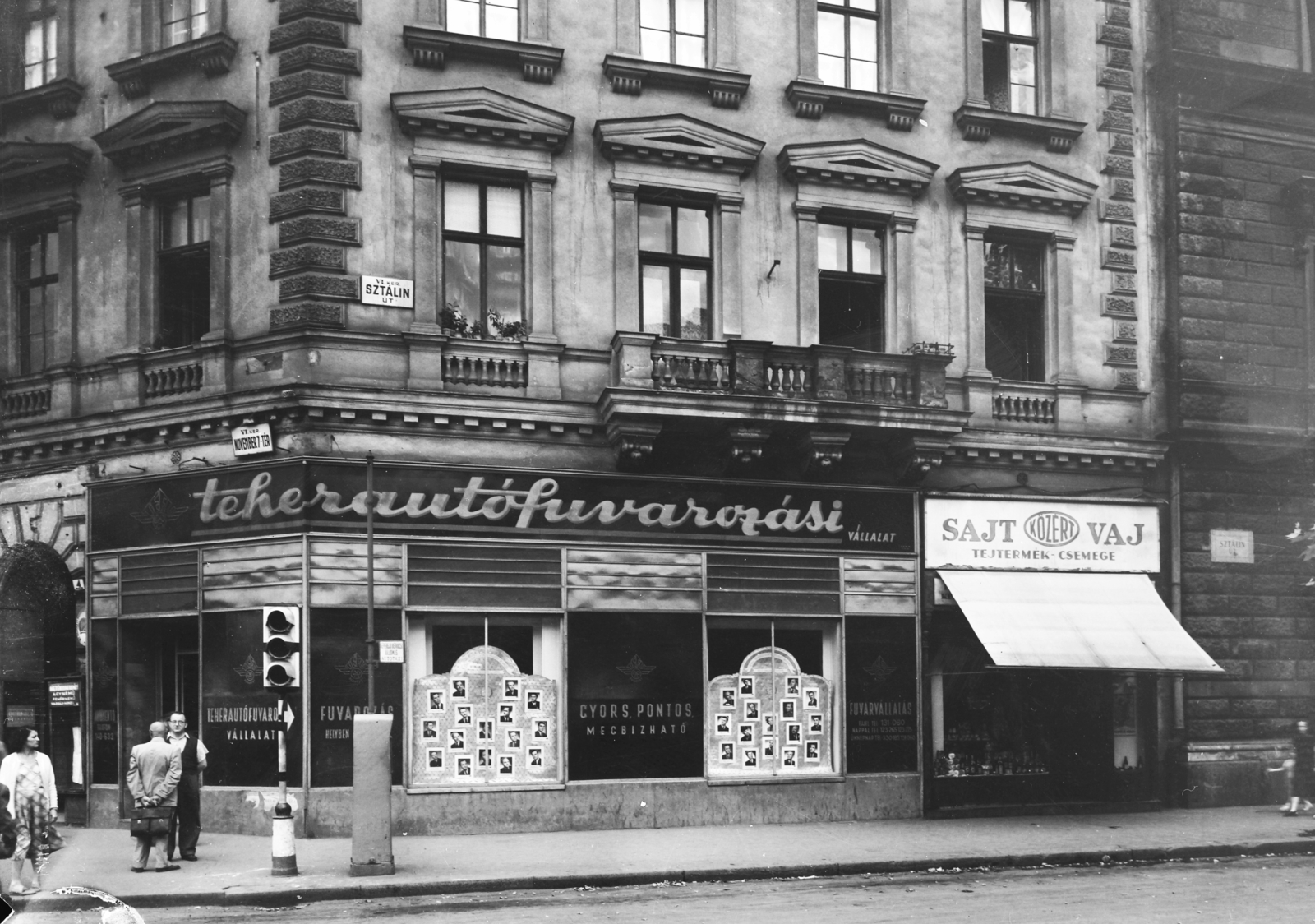 Hungary, Budapest VI., Oktogon (November 7. tér) - Andrássy (Sztálin) út sarok., 1954, UVATERV, sign-board, street view, signal, store display, taxicab stand, street name sign, Budapest, grocery store, Közért Company, Fortepan #91625