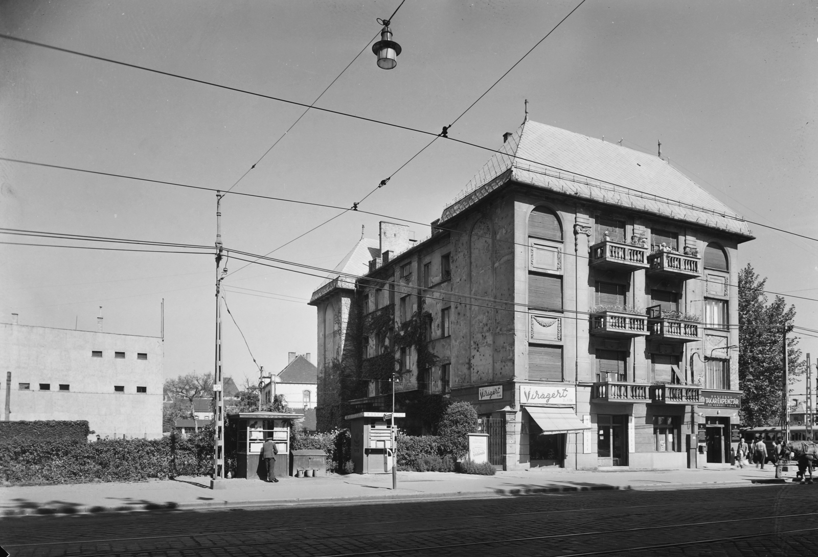 Magyarország, Budapest XIV., Thököly út a Hungária körút és a Hermina (Május 1.) út között, jobbra a Hungária úti kereszteződés., 1954, UVATERV, buszmegálló, virágbolt, Budapest, Fortepan #91627