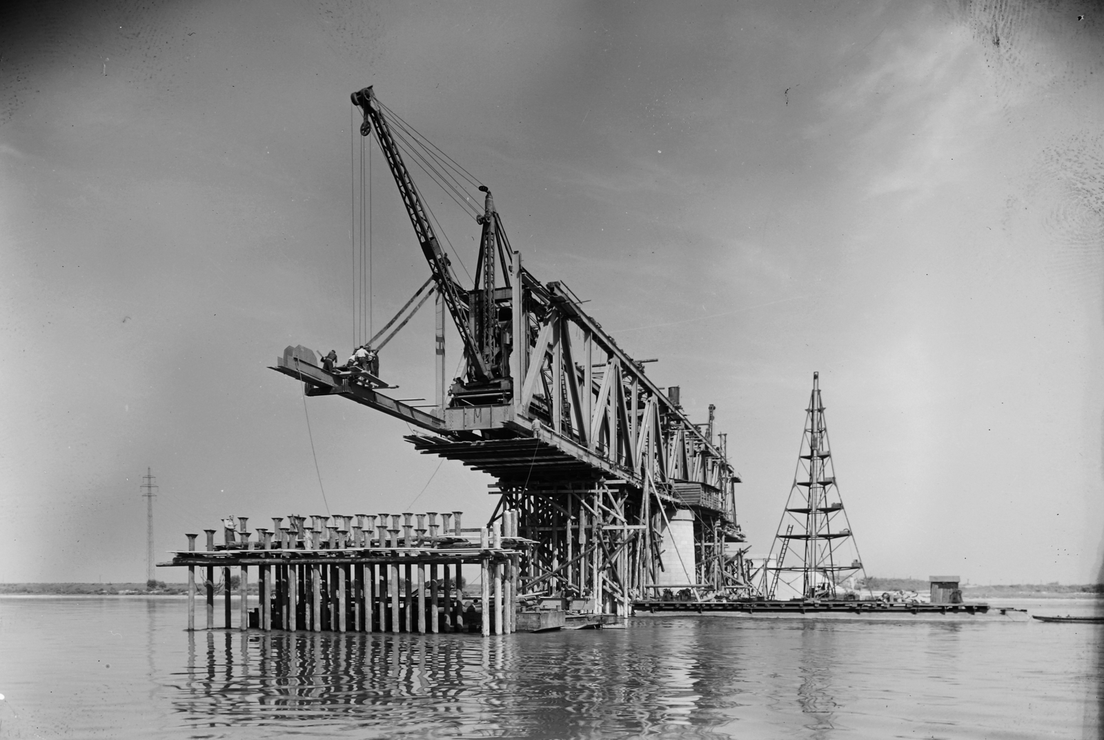 Hungary, Komarno, a vasúti híd újjáépítése., 1954, UVATERV, crane, railway bridge, bridge building, power line, Gerő Szikszay-design, Fortepan #91630