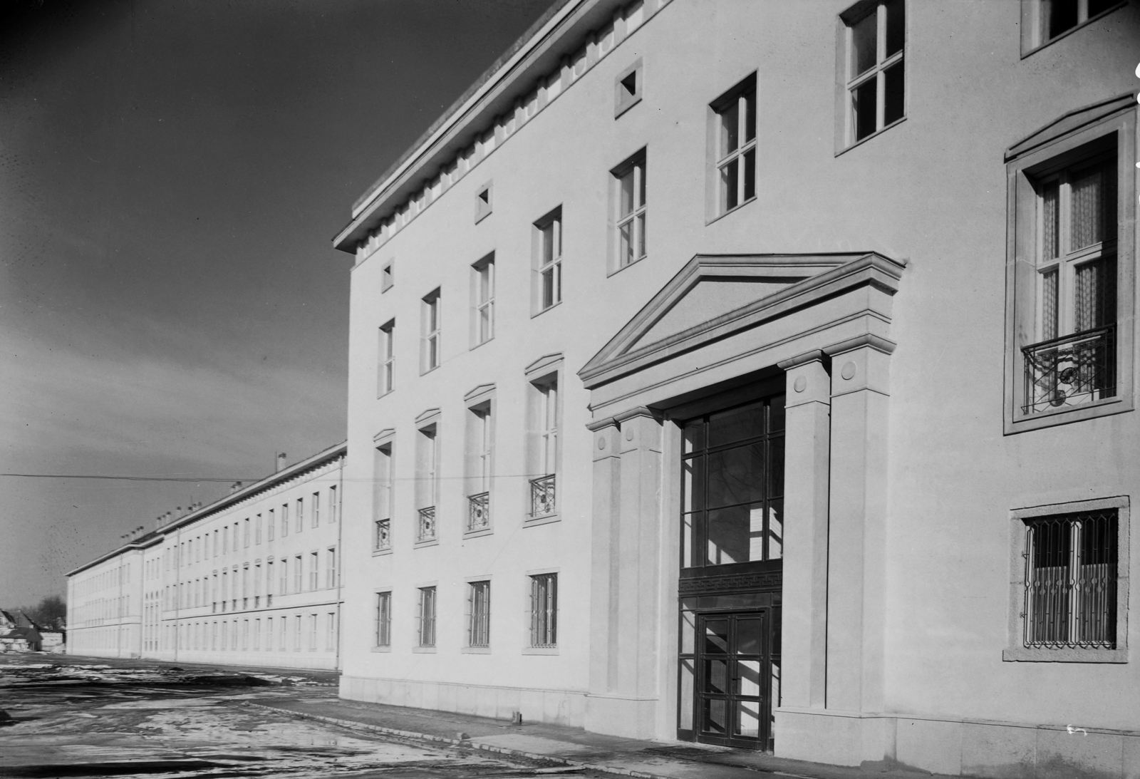 Magyarország, Budapest XVI., Mátyásföld, Diósy Lajos utca 22-24., a II. Rákóczi Ferenc Katonai Középiskola épülete., 1954, UVATERV, Budapest, épület, timpanon, Fortepan #91637