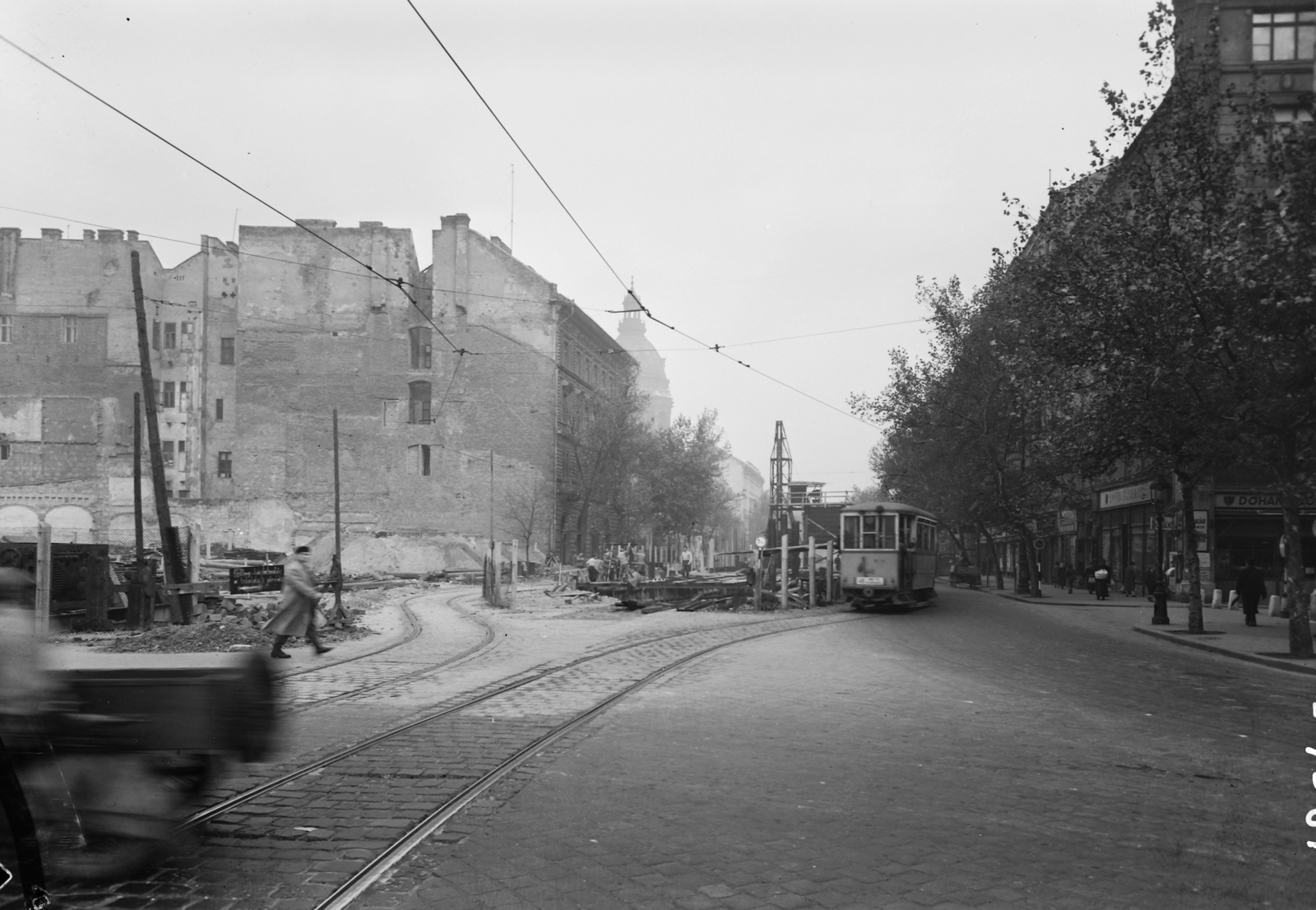 Magyarország, Budapest V.,Budapest VI., Bajcsy-Zsilinszky út a Deák Ferenc tér felől nézve, jobbra az Anker köz. A felvétel a Millenniumi Földalatti Vasút vonalának átépítése idején készült., 1955, UVATERV, Budapest, utcakép, tűzfal, Fortepan #91644