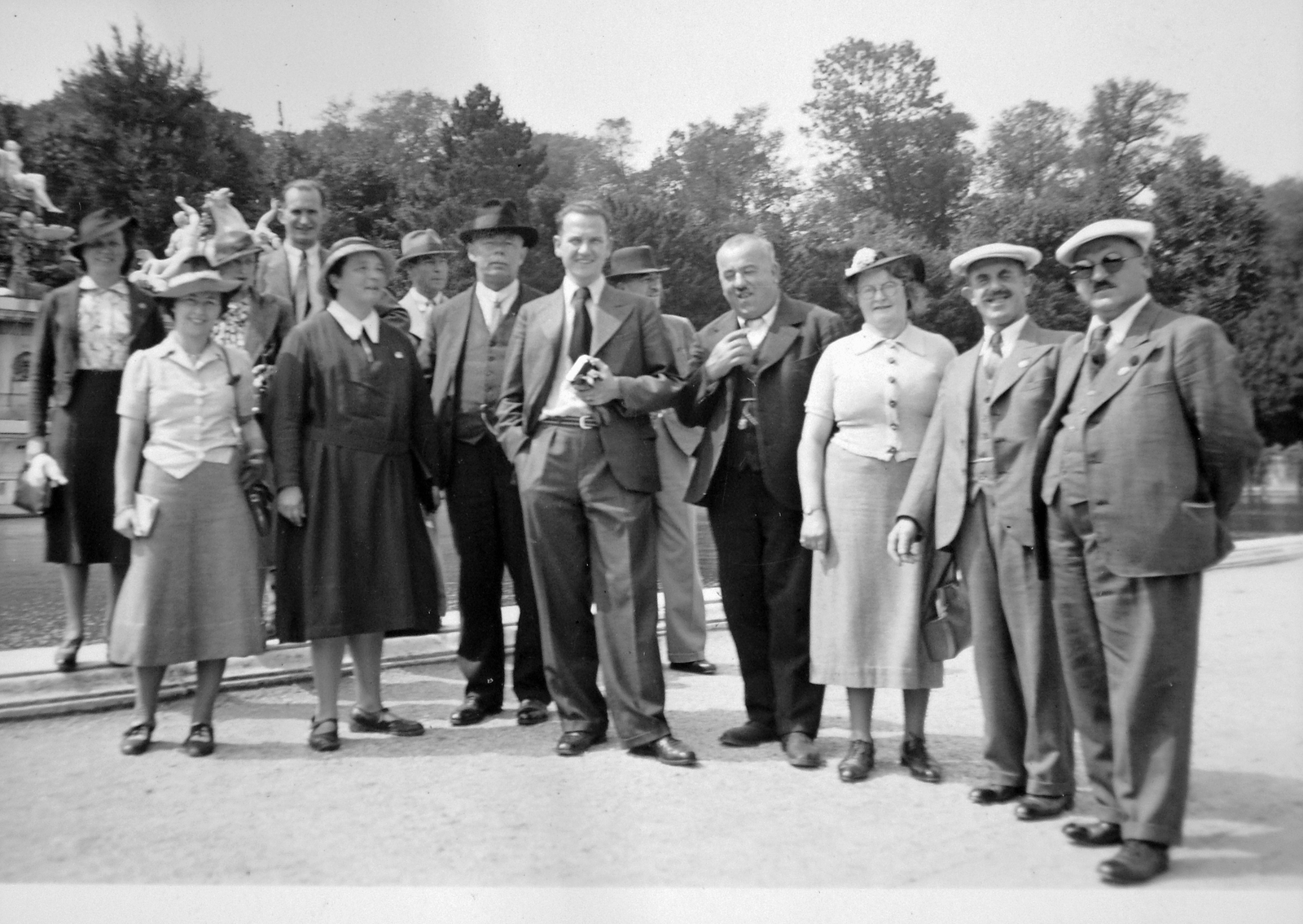 Austria, Vienna, a Schönbrunni kastély parkja, háttérben a Neptun-kút., 1940, Fortepan, Fortepan #9165