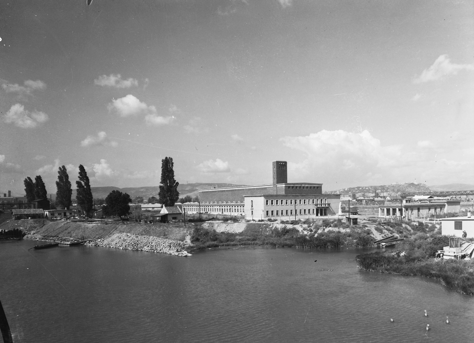 Hungary, Budapest IX., VITUKI, a Ráckevei (Soroksári)-Duna feletti Kvassay hídról nézve., 1956, UVATERV, Budapest, modern architecture, shore, Fortepan #91663