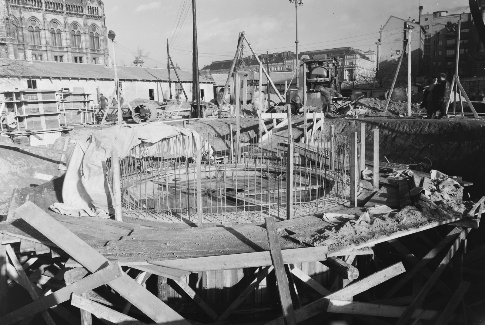 Hungary, Budapest V., Kossuth Lajos tér, a metróépítés területe, háttérben a Földművelésügyi Minisztérium épülete., 1951, UVATERV, Budapest, subway construction, civil engineering, Fortepan #91671