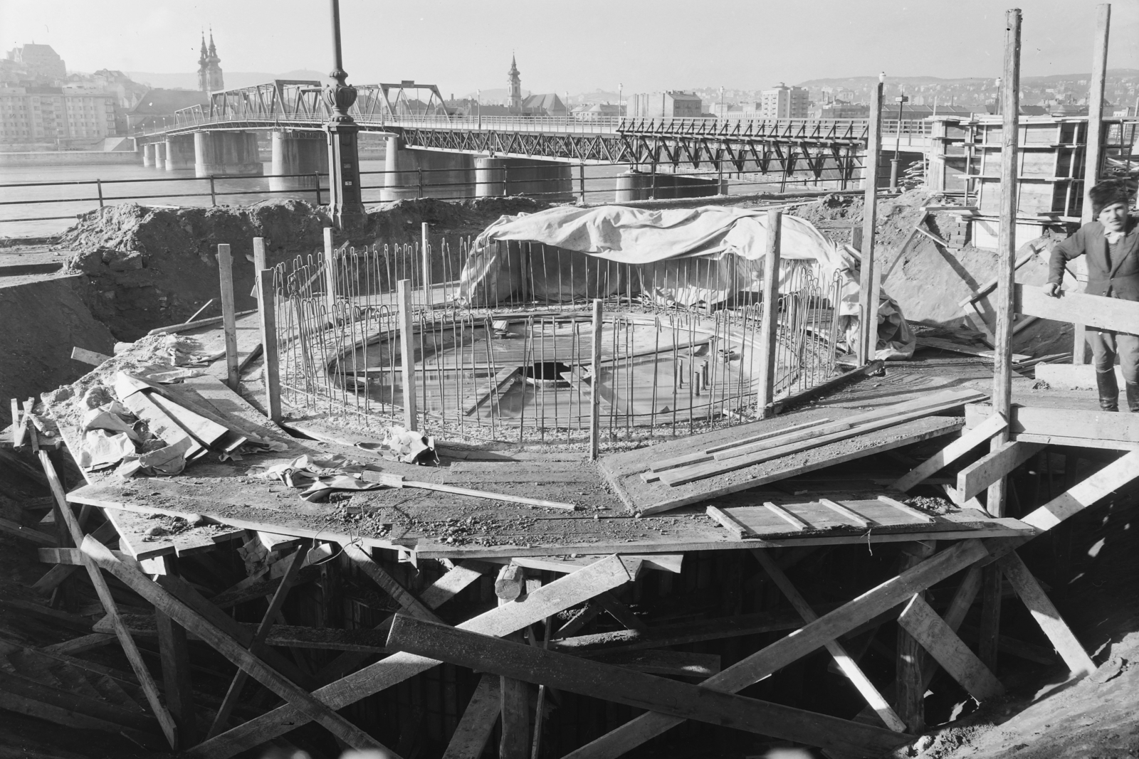 Magyarország, Budapest V., Kossuth Lajos tér, a metróépítés területe, háttérben a Kossuth híd., 1951, UVATERV, Kossuth híd, templom, barokk-stílus, katolikus, Duna, Budapest, jezsuita, Hamon Kristóf-terv, Nöpauer Máté-terv, metróépítés, Fortepan #91672