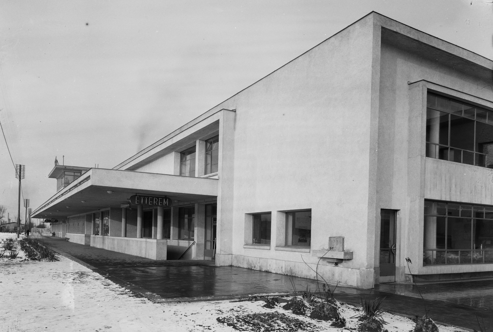 Hungary, Nyíregyháza, az újjáépített vasútállomás., 1951, UVATERV, restaurant, train station, modern architecture, Fortepan #91685