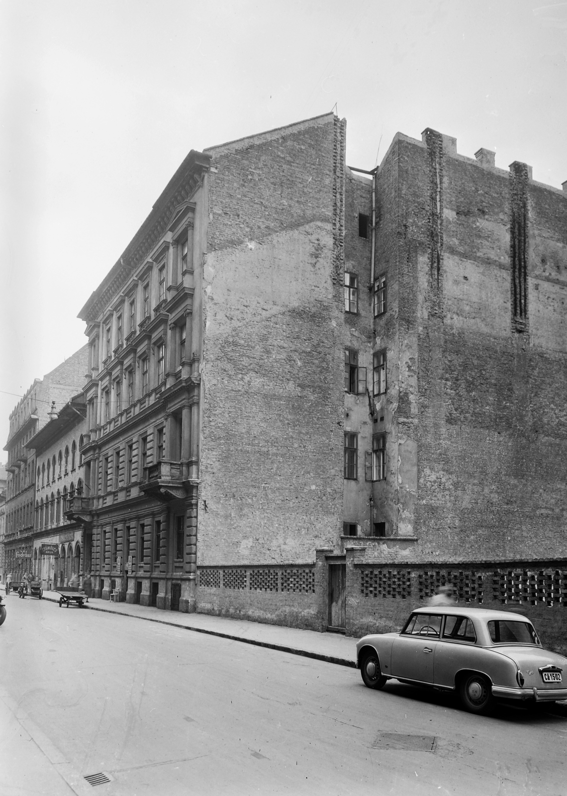 Hungary, Budapest VII., Csengery utca 10., a Dob utca felől a Wesselényi utca felé nézve., 1960, UVATERV, German brand, street view, automobile, AWZ-brand, Budapest, Fortepan #91695