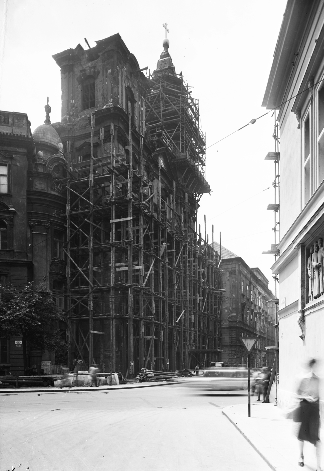 Hungary, Budapest V., Papnövelde (Eötvös Loránd) utca a Henszlmann Imre utcából nézve. A felvétel az Egyetemi templom felújításakor készült., 1960, UVATERV, street view, scaffolding, street name sign, Budapest, Fortepan #91711